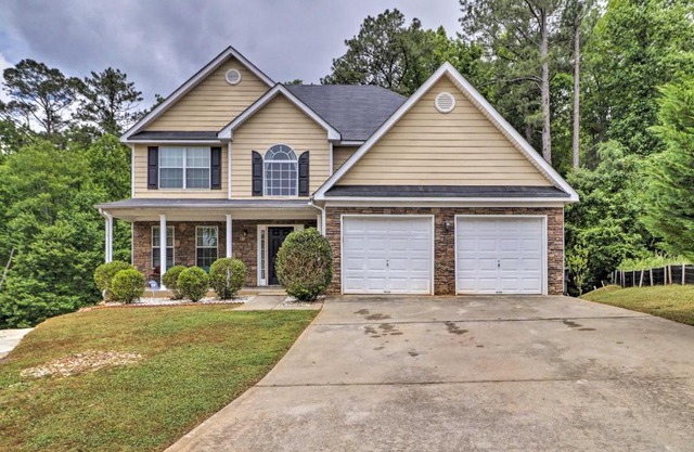 Suburban Atlanta Vacation Home - 20 Mi to Downtown