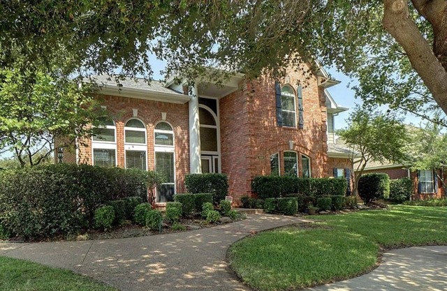 Suburban Comfort - Family Home In Friendly Neighborhood