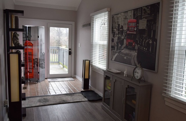 Suburban Loft - One Large Bedroom Apartment w/Sofa Sleeper