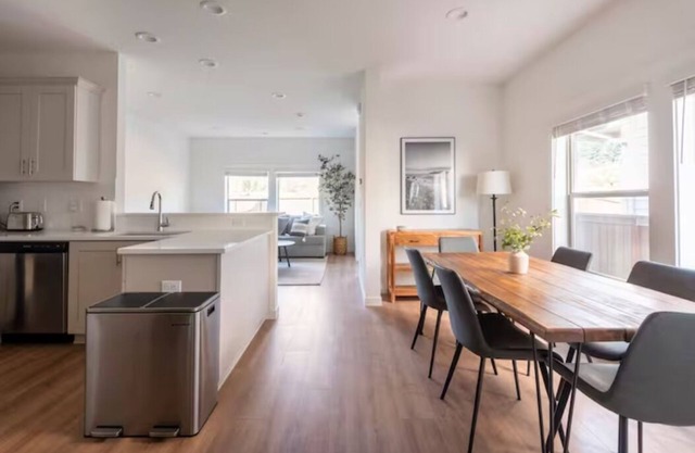 Suburban Woodland Getaway - Close to the City and Nature Trails