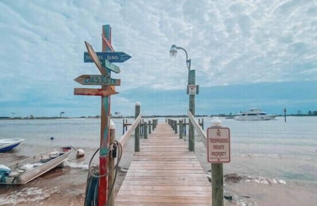 Sugar Bay located between Destin 🌊and Navarre Beach. Pool 💙and grills