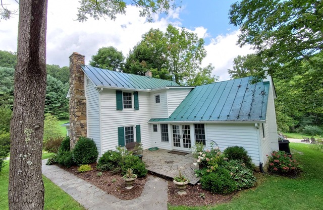 Sugar Camp Farmhouse In The Blue Ridge Mountians Of Virginia