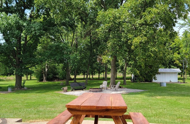 Sugarcreek executive lodging/outdoor adventure headquarters near Olney,IL