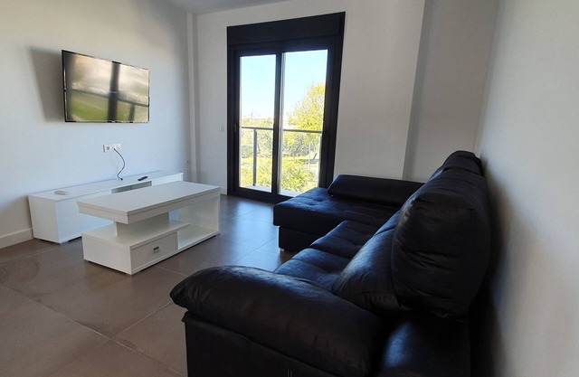 SUITABLE. CARLOS 8 KM FROM SEVILLA NEXT TO THE NEARBY STATION