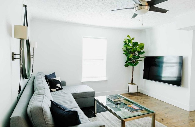 Suite 107: Luxe Music Row Stay, Walk to Gulch!