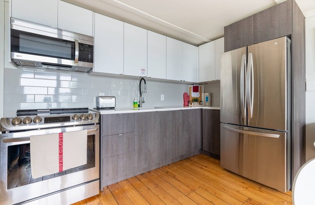Suite 209: Beautiful 2-Bedroom Beachfront Suite