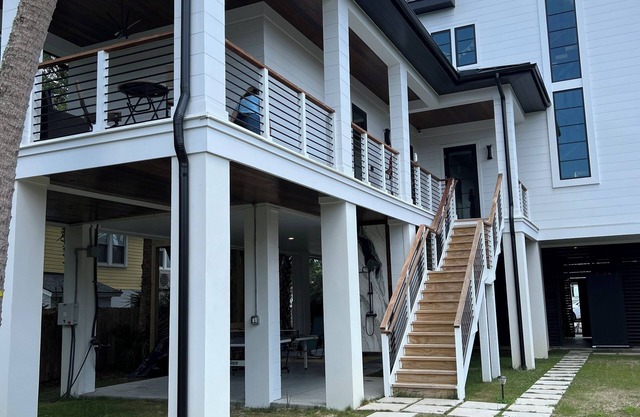 Suite A - 3 minutes walk to Center of Folly Beach, across from beach-1 Room