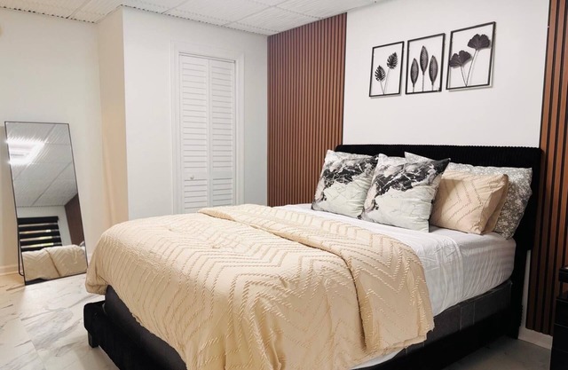 Suite B: Cozy Rear Entry Basement Escape 1bed, 1bath