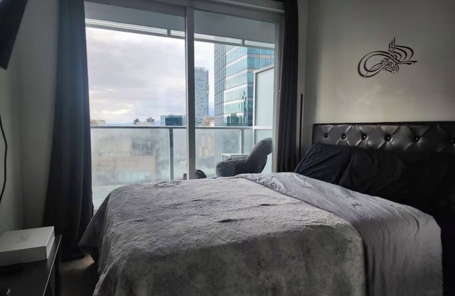Suite Blanche: Charming 1-bedroom+Den luxury condo in Vancouver with AC, WiFi