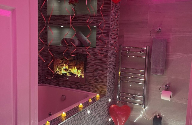 Suite-Deluxe-Jacuzzi-Apartment 2