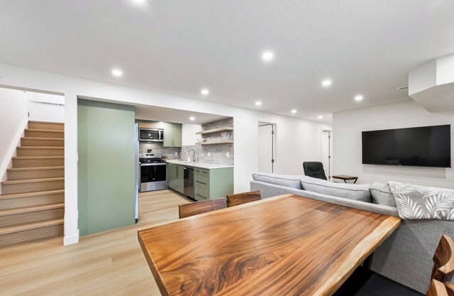 Suite Holliday in SE Calgary