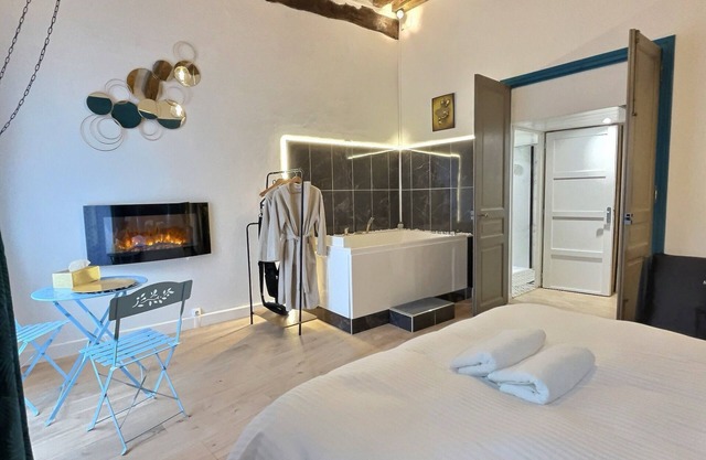 Suite Love - Jacouzzi - Table de Massage