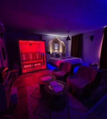 Suite Luxe Spa Balneo Sauna Hammam Projecteur