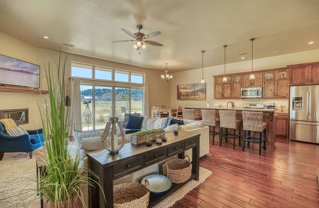 Suite San Juan - Walk to River, Yamaguchi Park, and Downtown Fun! Fireplace, Garage, Patio