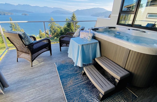 Suite with ocean views, hot tub and nearby beach (pls read description fully).