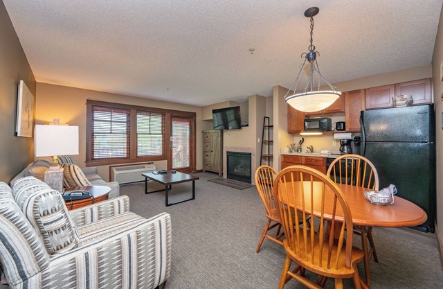 Suites at Silver Tree B103: 1 Bedroom Lake View Suite at Lakefront Hotel