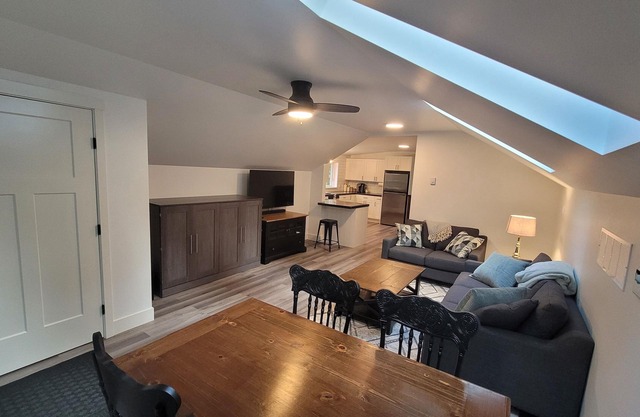 Sumas Mtn -Modern guest house w/forest views +A/C