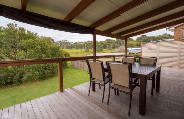 Summer Beach House - seconds to beach & cafe