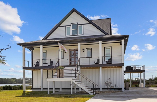 Summer Breeze beach and boaters retreat. Brand new house with tons of activities