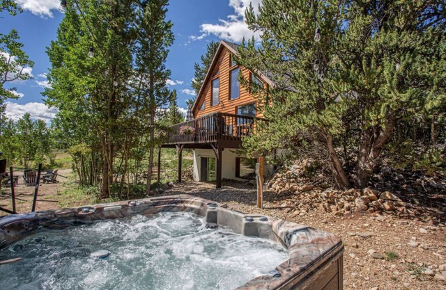 Summer Escape | Mid-Century Vibes, Hot Tub, Games