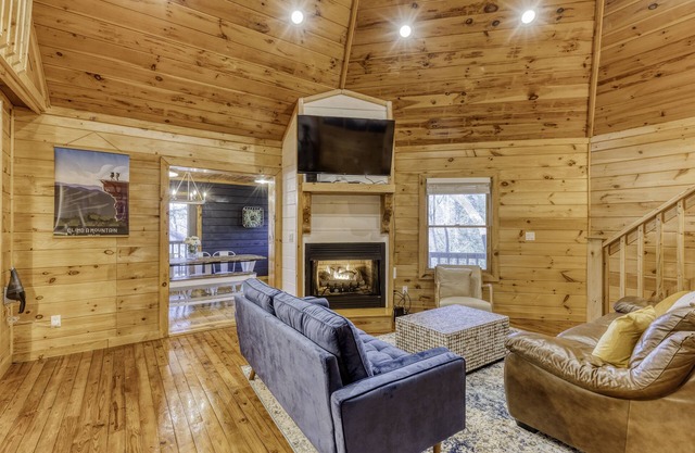 Summer Fun - Creekside- Hot Tub -Prime Fishing Spot-Game Room
