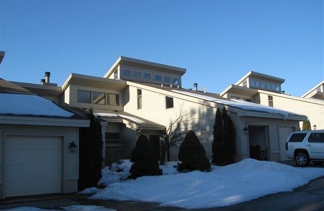 Summer Golf/Winter Ski Condo in Gaylord Overlooking the Otsego Club and Resort