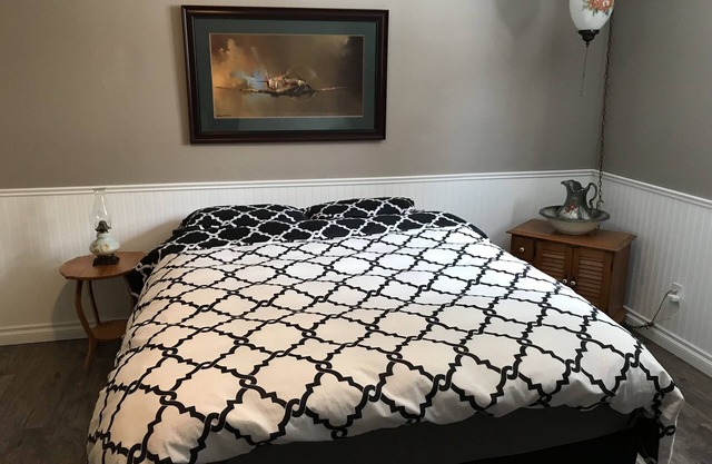 Summer House Rental - Thornbury (30 day min.)