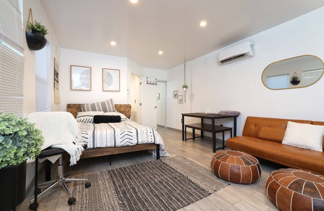 Summer rates! Cozy Studio w/Private Yard & BBQ, Steps from UofA 🏜️🏡