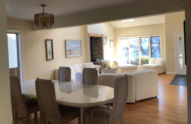 Summer Rental. WATERFRONT. Private DOCK for your boat. Walk to beach. Sleeps 10.