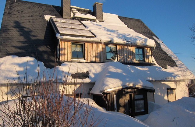 Summer resort or ski hut/downshift, stop, switch off,