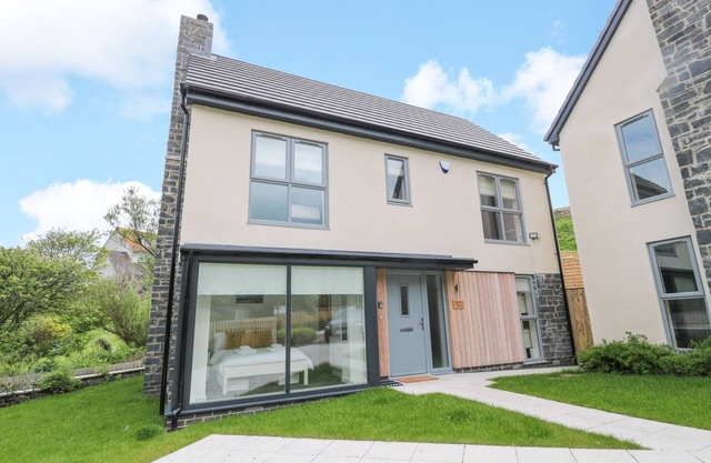 SUMMER ROSE, pet friendly, country holiday cottage in Craster