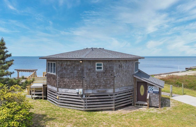 SUMMER SAVINGS - Soundfront Dog Friendly Hut w/Hot Tub, Private Sound Access