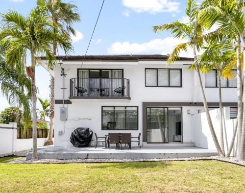 Summer Sizzle Sale! 4BR - Private Yard, Grill, Soaking Tub, Near Coral Gables & MIA Airport