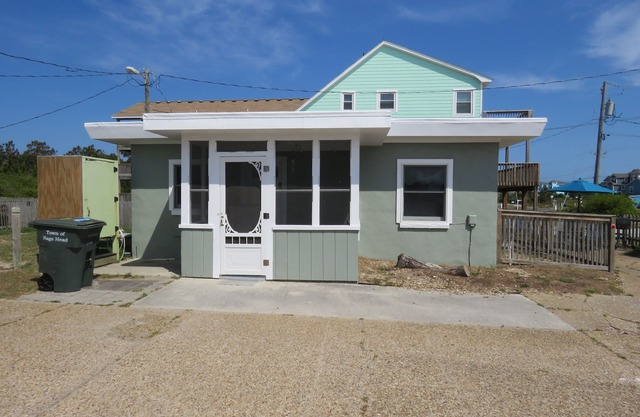 Summer Special/RIGHT ACROSS from OCEAN/Fenced yard/pet friendly