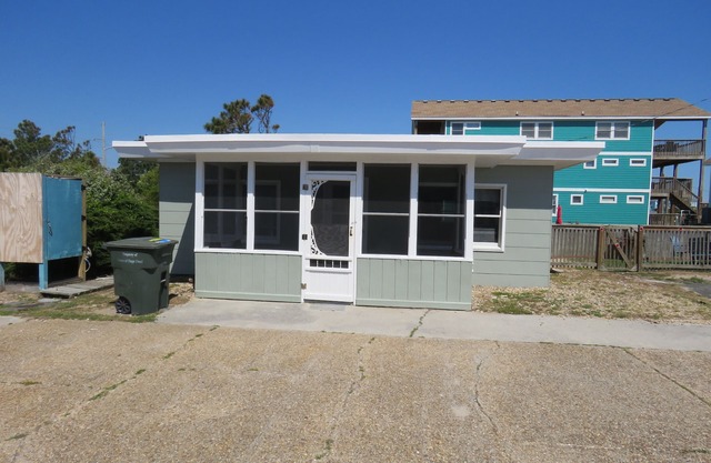 Summer Special/RIGHT ACROSS from OCEAN/Fenced yard/pet friendly
