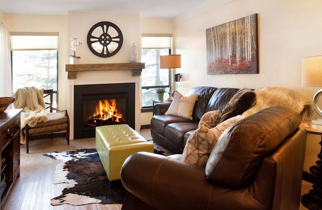 SUMMER SPECIALS, 5 Min Walk to Historic Main St. Hike, Bike, right out the door