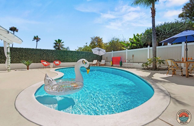 Summer Style: Pool, 5BR & Private Guest House!