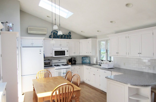 Summer Weekly Rental : Walk to Beach - URI > 3 students welcome!