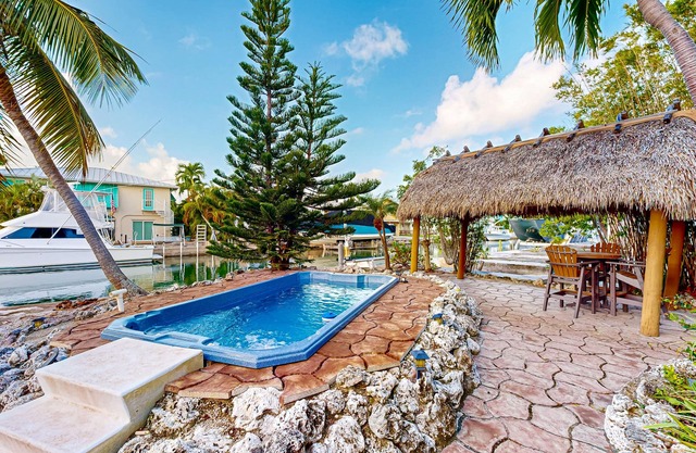Summerland Canal-Front Escape w/Plunge Pool, Dock, Tiki Bar, WiFi & Laundry