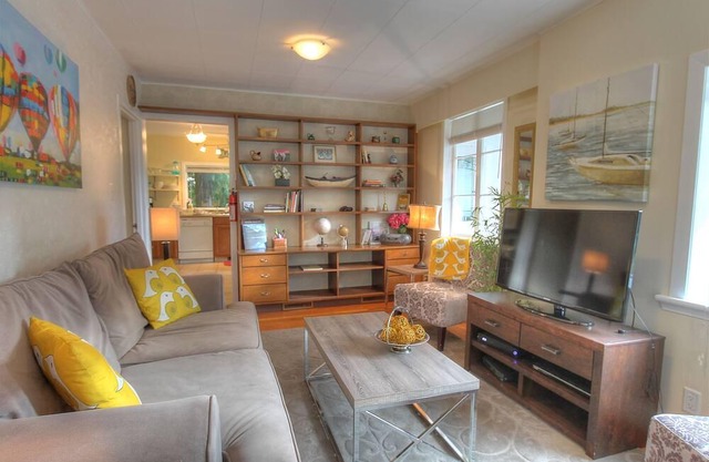 Summerland Vintage Cottage Vacation Paradise!