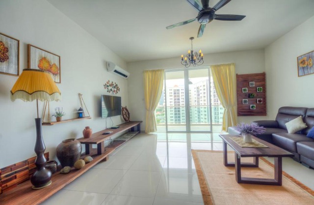 Summerton Suites Near Queensbay