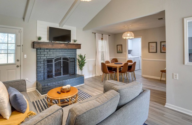 Summerville Vacation Rental: 4 Mi to Downtown!