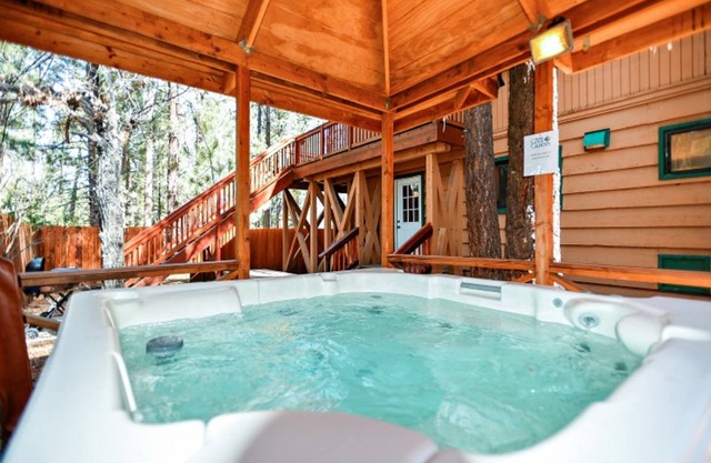 Summit Escape Lodge - Charming rustic cabin with hot tub, BBQ, and wood fireplace! Walk to Slopes!