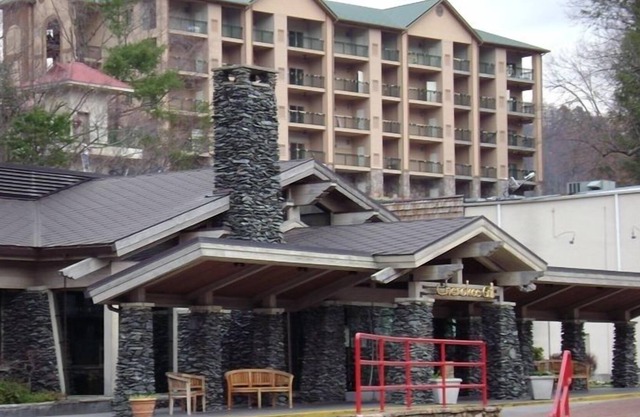 Summit Manor On the Parkway Across from Tgifridays & Ober Tram- 2 King Beds