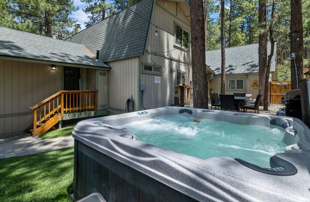 Summit Mountain Lodge - Amazing location near Snow Summit! Hot Tub, Game Room, BBQ, Walk to Slopes