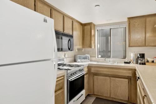 Summit Ski Resort Mountain View Condo - Walk to Snow Summit