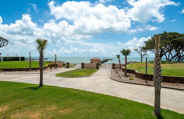 Sun and Sea Retreat - Located in the beautiful Villas at Royal Oaks Community