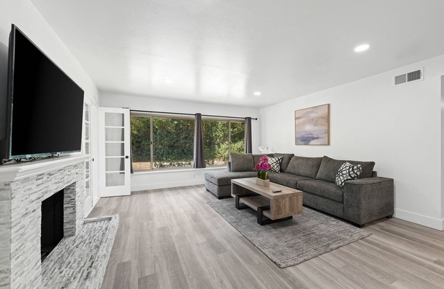 Sun House Home w/King Size Bed in Whopping Master