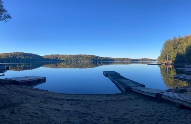 Sun, Sand & Serenity – Perfect Cottage for Families by the Lake!