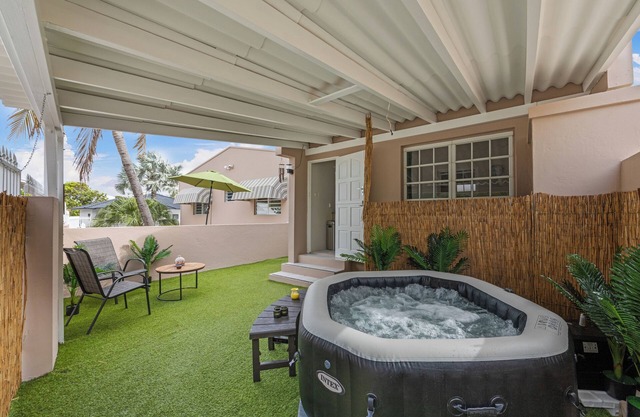 Sun, sea and a Jacuzzi - enjoy Curacao in style!